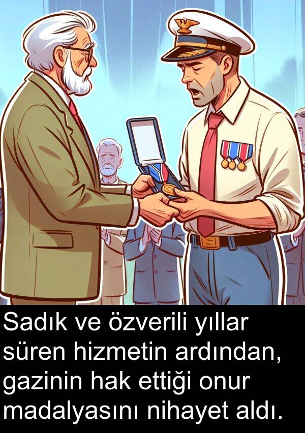 nihayet: Sadık ve özverili yıllar süren hizmetin ardından, gazinin hak ettiği onur madalyasını nihayet aldı.
