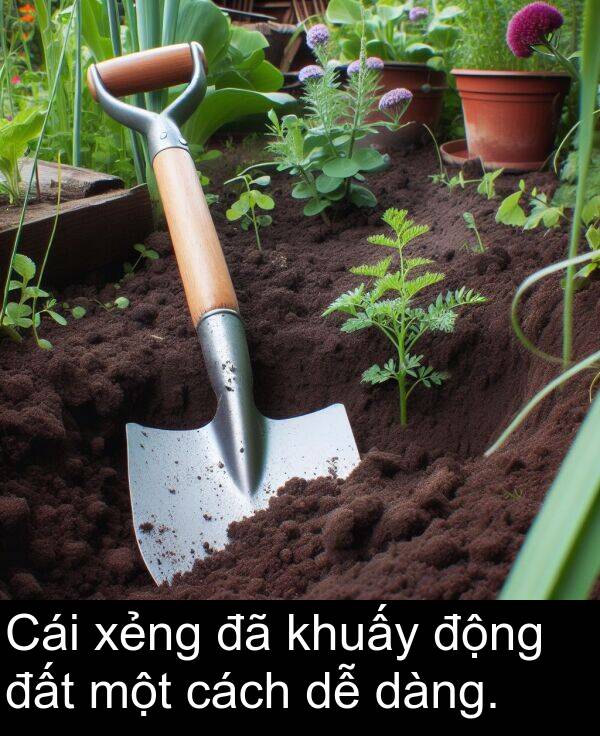đất: Cái xẻng đã khuấy động đất một cách dễ dàng.