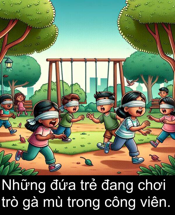 đang: Những đứa trẻ đang chơi trò gà mù trong công viên.