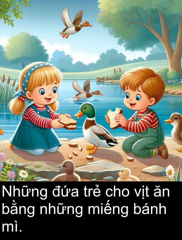 mì: Những đứa trẻ cho vịt ăn bằng những miếng bánh mì.