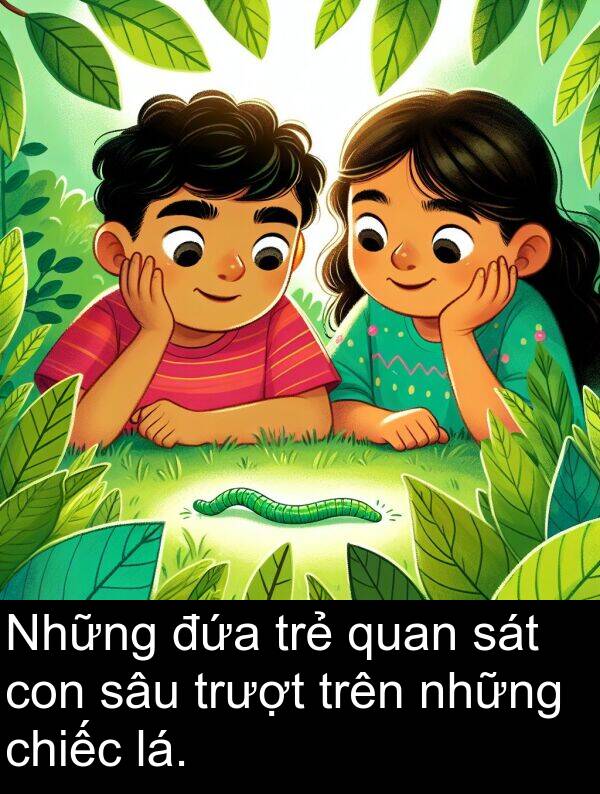 đứa: Những đứa trẻ quan sát con sâu trượt trên những chiếc lá.