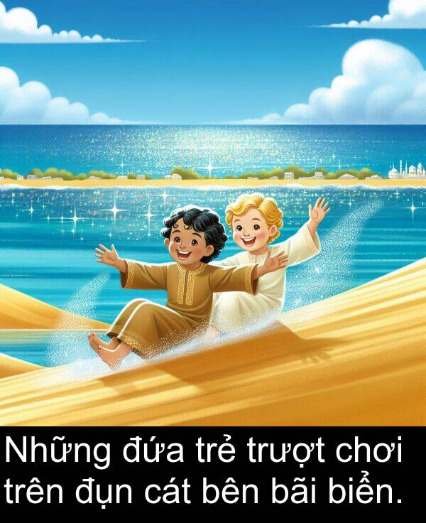 đụn: Những đứa trẻ trượt chơi trên đụn cát bên bãi biển.