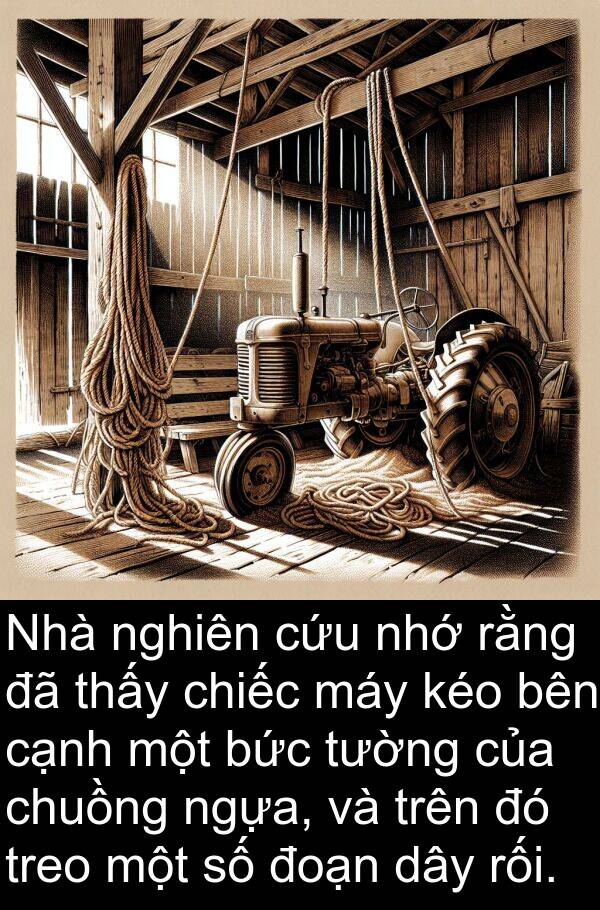 đoạn: Nhà nghiên cứu nhớ rằng đã thấy chiếc máy kéo bên cạnh một bức tường của chuồng ngựa, và trên đó treo một số đoạn dây rối.