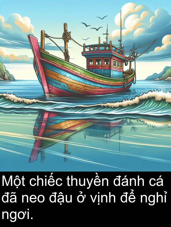 đánh: Một chiếc thuyền đánh cá đã neo đậu ở vịnh để nghỉ ngơi.