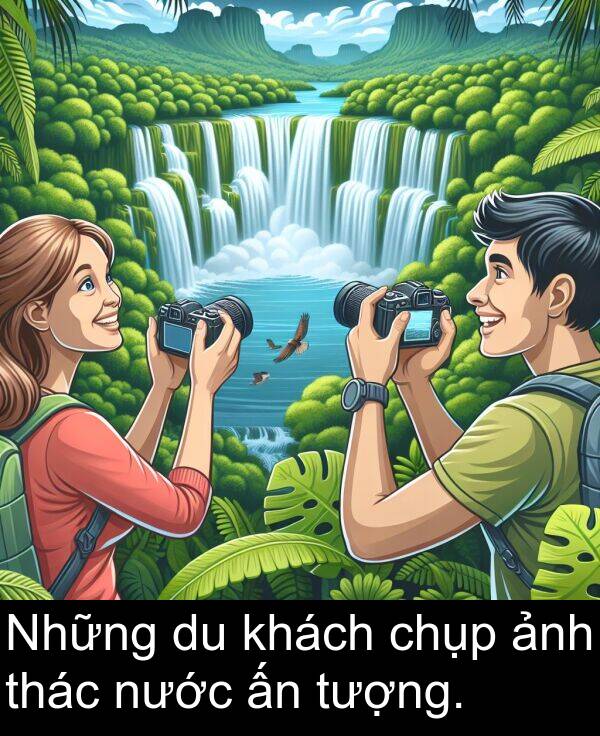 chụp: Những du khách chụp ảnh thác nước ấn tượng.