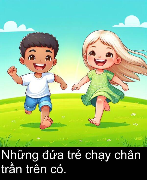 đứa: Những đứa trẻ chạy chân trần trên cỏ.