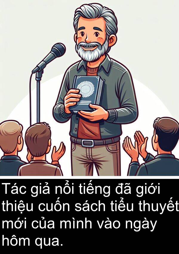 giả: Tác giả nổi tiếng đã giới thiệu cuốn sách tiểu thuyết mới của mình vào ngày hôm qua.