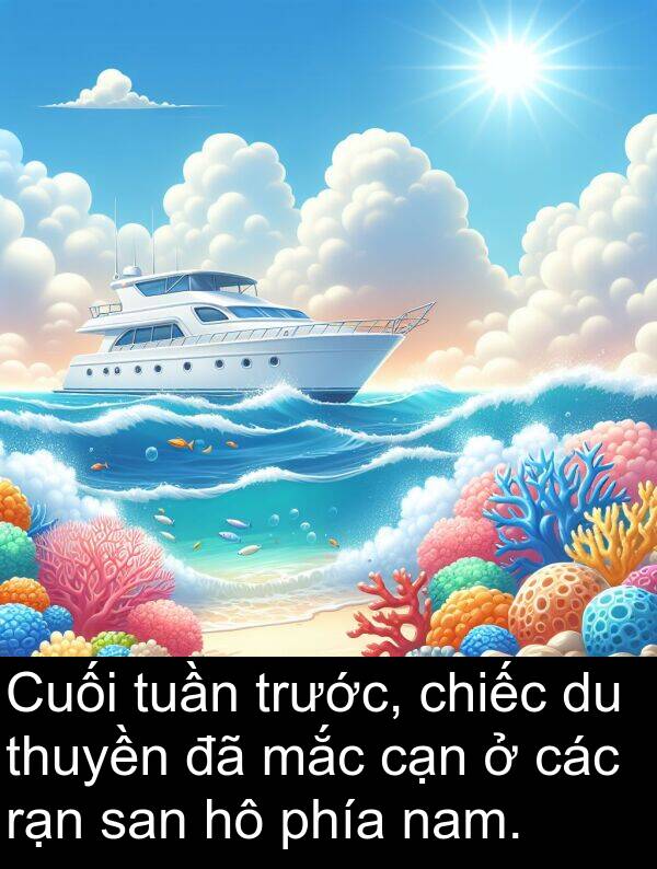 rạn: Cuối tuần trước, chiếc du thuyền đã mắc cạn ở các rạn san hô phía nam.