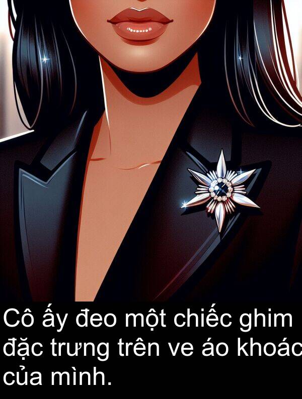 đeo: Cô ấy đeo một chiếc ghim đặc trưng trên ve áo khoác của mình.