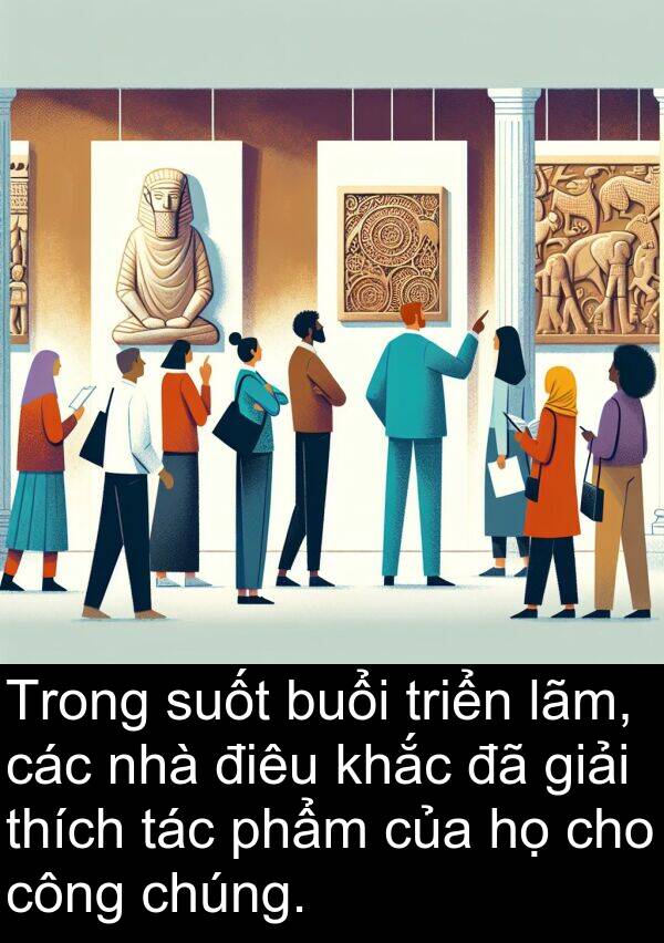 điêu: Trong suốt buổi triển lãm, các nhà điêu khắc đã giải thích tác phẩm của họ cho công chúng.