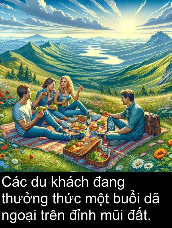 đỉnh: Các du khách đang thưởng thức một buổi dã ngoại trên đỉnh mũi đất.