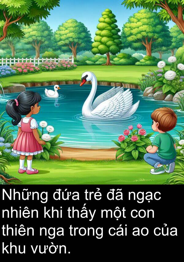 đứa: Những đứa trẻ đã ngạc nhiên khi thấy một con thiên nga trong cái ao của khu vườn.