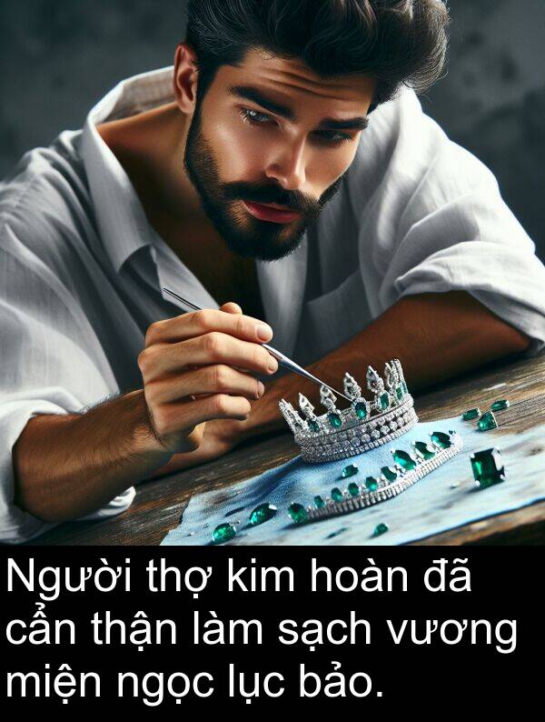 ngọc: Người thợ kim hoàn đã cẩn thận làm sạch vương miện ngọc lục bảo.