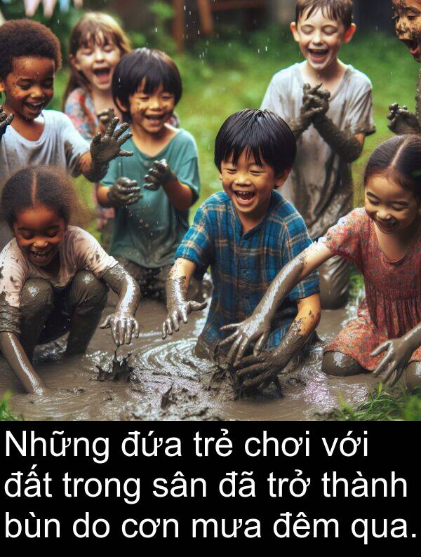 đứa: Những đứa trẻ chơi với đất trong sân đã trở thành bùn do cơn mưa đêm qua.