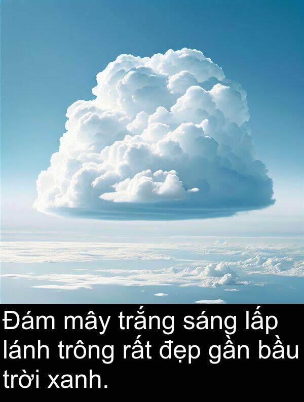 lấp: Đám mây trắng sáng lấp lánh trông rất đẹp gần bầu trời xanh.
