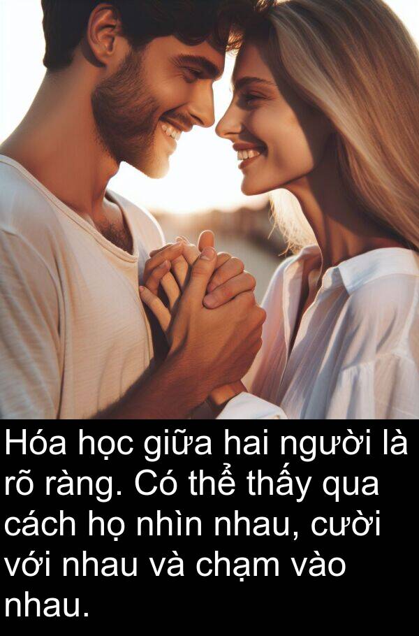 chạm: Hóa học giữa hai người là rõ ràng. Có thể thấy qua cách họ nhìn nhau, cười với nhau và chạm vào nhau.