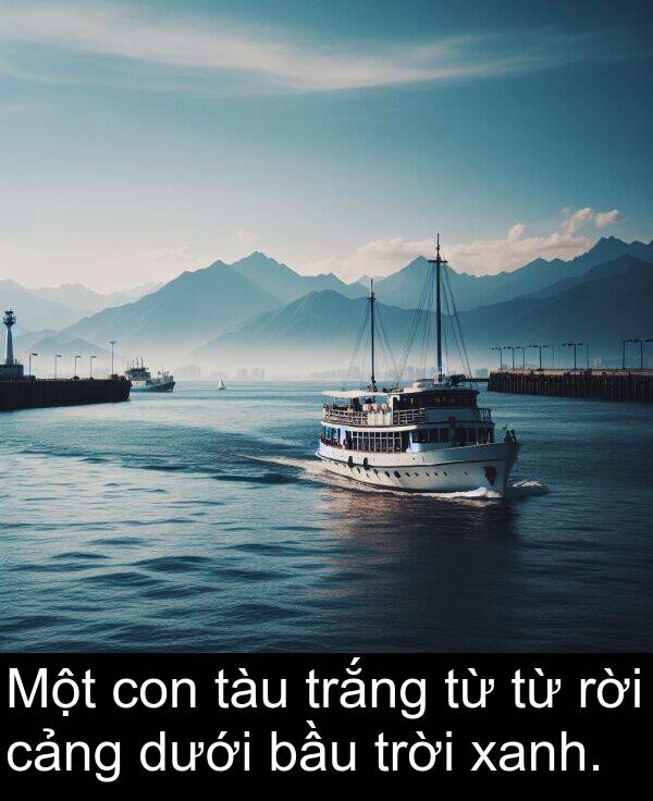 cảng: Một con tàu trắng từ từ rời cảng dưới bầu trời xanh.