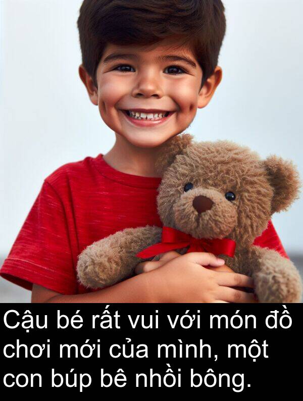 bông: Cậu bé rất vui với món đồ chơi mới của mình, một con búp bê nhồi bông.