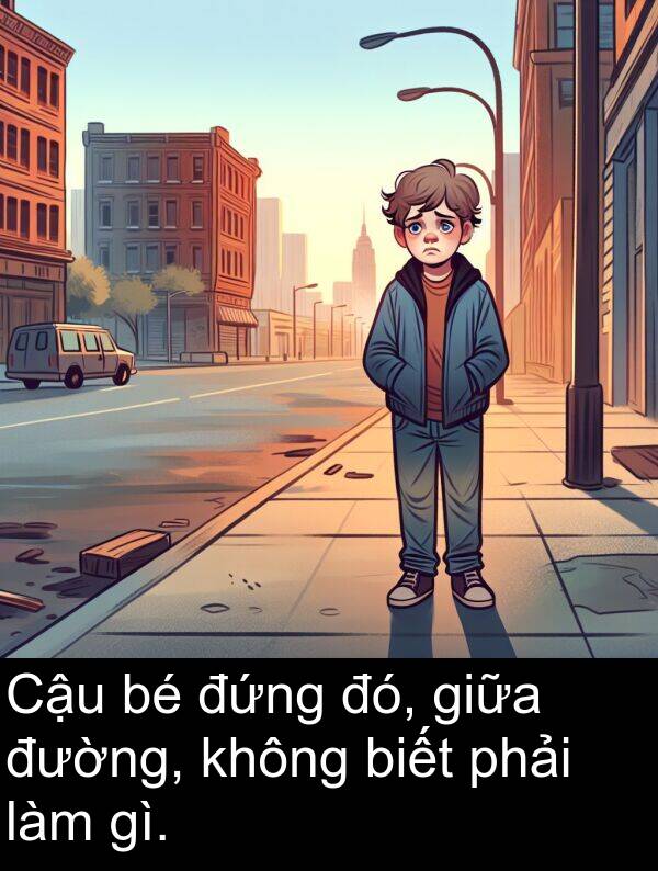 đó: Cậu bé đứng đó, giữa đường, không biết phải làm gì.
