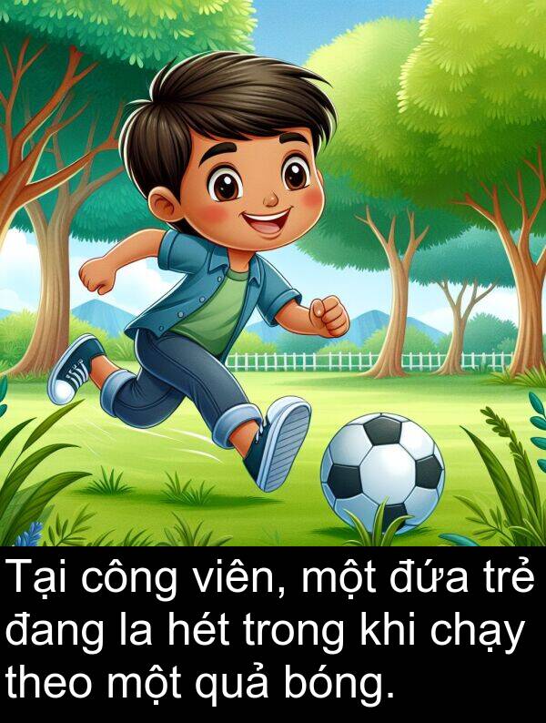 đứa: Tại công viên, một đứa trẻ đang la hét trong khi chạy theo một quả bóng.