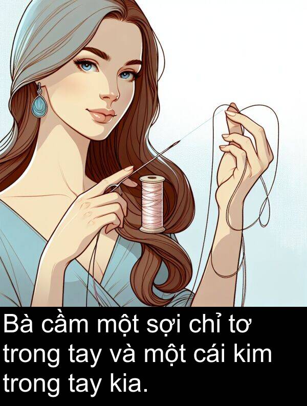 tay: Bà cầm một sợi chỉ tơ trong tay và một cái kim trong tay kia.