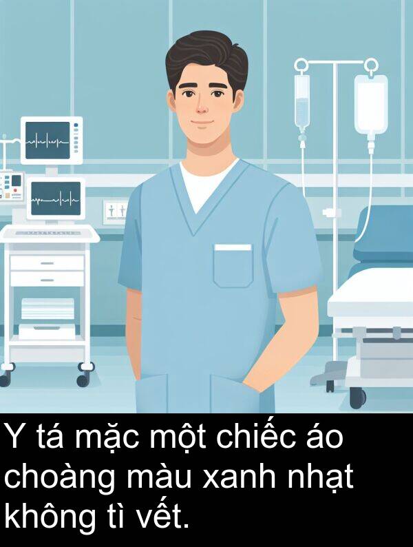 chiếc: Y tá mặc một chiếc áo choàng màu xanh nhạt không tì vết.