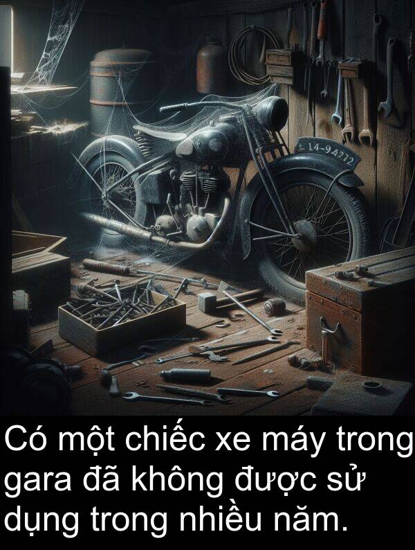 gara: Có một chiếc xe máy trong gara đã không được sử dụng trong nhiều năm.