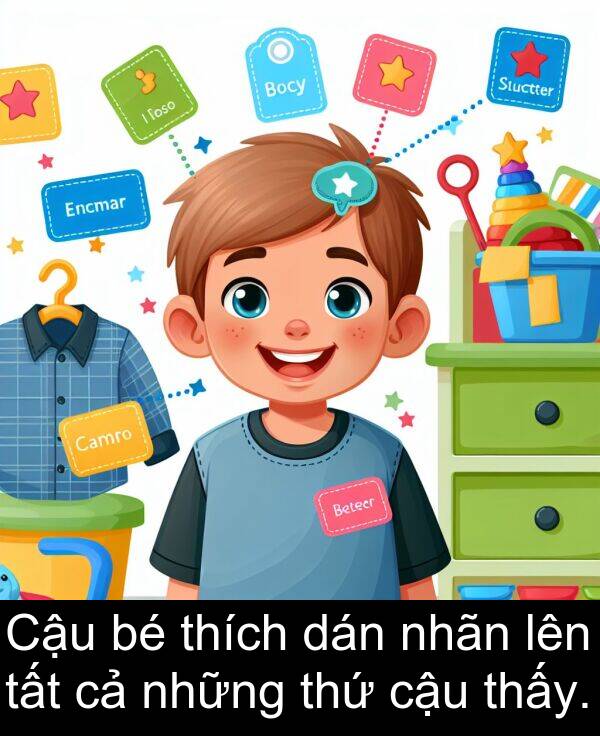 cậu: Cậu bé thích dán nhãn lên tất cả những thứ cậu thấy.