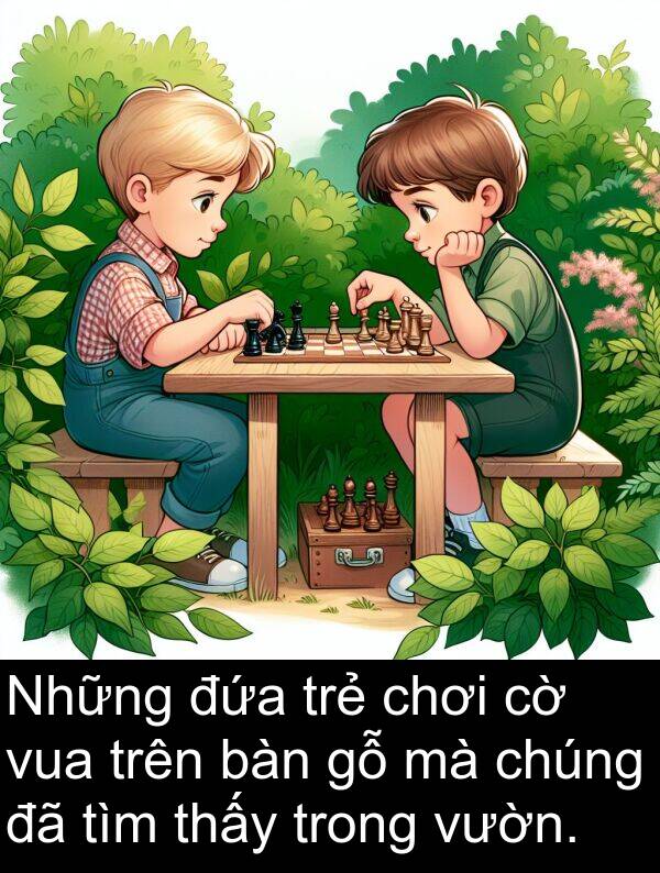 đứa: Những đứa trẻ chơi cờ vua trên bàn gỗ mà chúng đã tìm thấy trong vườn.
