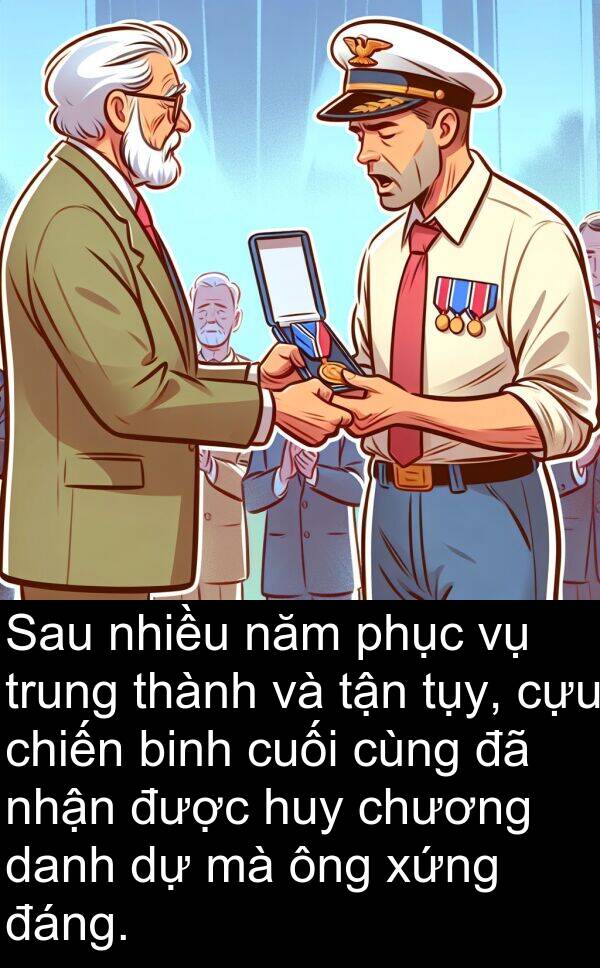 huy: Sau nhiều năm phục vụ trung thành và tận tụy, cựu chiến binh cuối cùng đã nhận được huy chương danh dự mà ông xứng đáng.