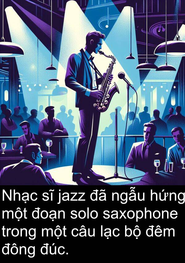 đông: Nhạc sĩ jazz đã ngẫu hứng một đoạn solo saxophone trong một câu lạc bộ đêm đông đúc.