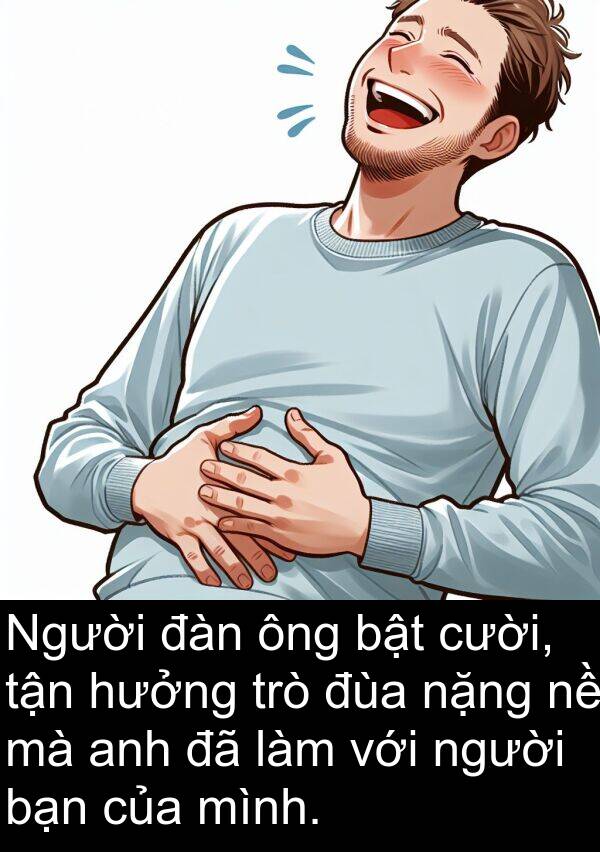 đùa: Người đàn ông bật cười, tận hưởng trò đùa nặng nề mà anh đã làm với người bạn của mình.