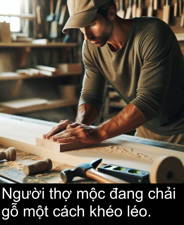 đang: Người thợ mộc đang chải gỗ một cách khéo léo.