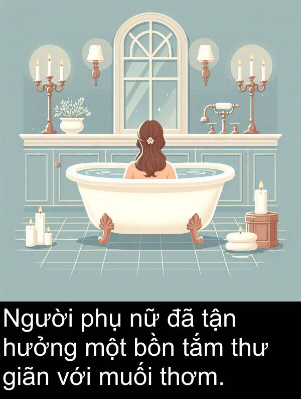 bồn: Người phụ nữ đã tận hưởng một bồn tắm thư giãn với muối thơm.